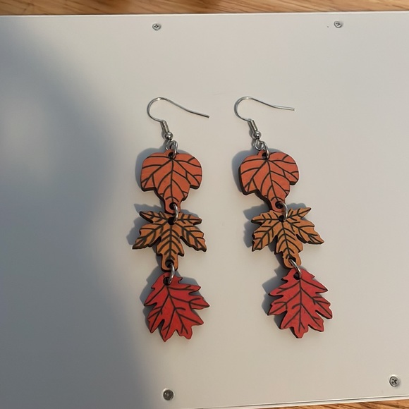 Triple leaf earrings Brand New Never Worn One Size - Picture 2 of 2